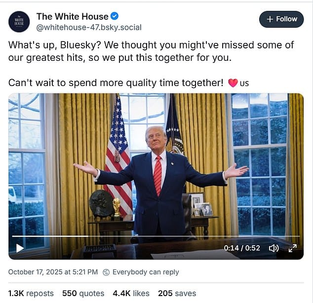 Ein Social-Media-Post des „White House“-Accounts zeigt Donald Trump im Oval Office mit ausgebreiteten Armen vor US-Flaggen. Darüber steht eine ironisch-freundliche Nachricht an Bluesky.